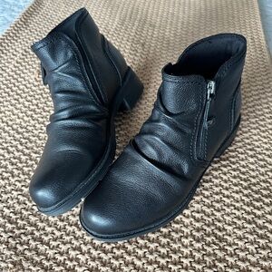 Clarks ankle boots, booties. Size 8 Wide